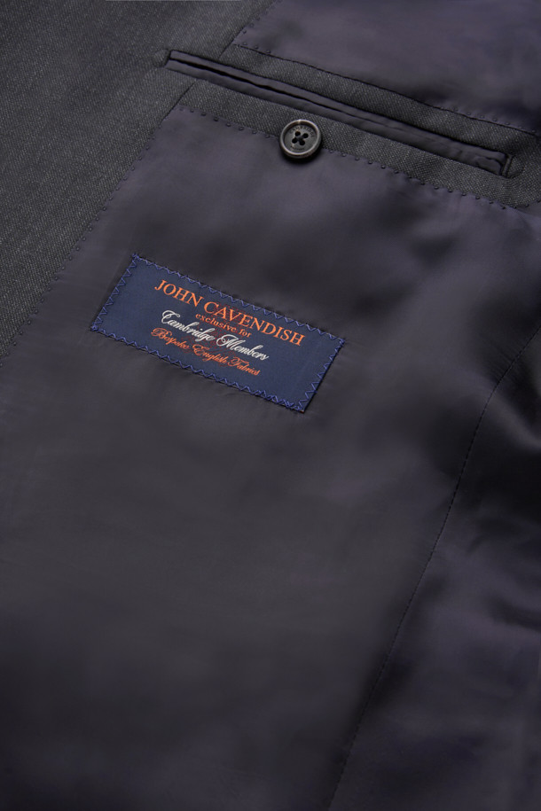 존 카벤디시 원단의 카벤디쉬 울 서지 솔리드 수트 재킷 (Gray)입니다. 윈저라인과 삭스킨 조직으로 제작되어 드레이프성과 형태 안정성이 우수하며, 슬림핏 디자인으로 모던한 스타일을 연출합니다. 고급스러운 울 (모) 소재로 제작되어 봄, 가을, 겨울 모두 착용 가능하며, 일상, 예복, 비즈니스 등 다양한 TPO에 활용할 수 있습니다. 무지(솔리드) 패턴에 싱글 버튼 여밈 방식으로 클래식하고 포멀한 분위기를 더합니다. 탄탄한 촉감과 긴 소매 기장으로 세련된 룩을 완성해보세요.
