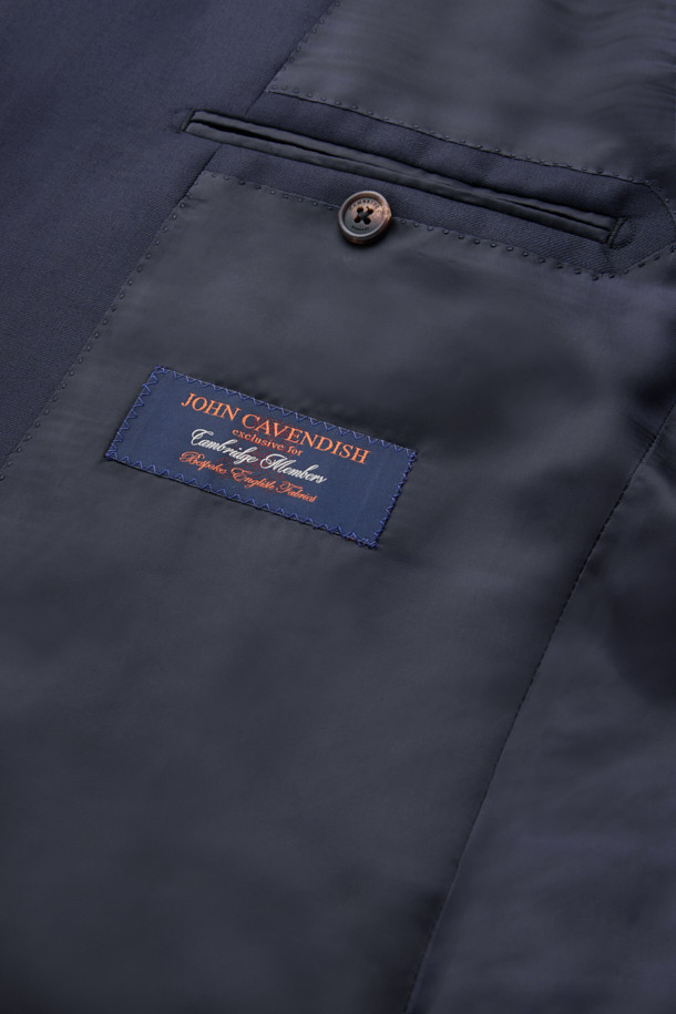 카벤디쉬 울 서지 자켓(Navy)은 남성 고객을 위한 포멀한 스타일의 정장 자켓입니다. 봄, 가을, 겨울 세 계절에 걸쳐 착용 가능하며, 예복 또는 비즈니스 용도로 적합합니다. 슬림핏 디자인에 싱글 버튼 여밈 방식, 레귤러 기장의 상의로 제작되었습니다. 고급스러운 울 소재와 드레이프성이 특징이며, 클래식하고 미니멀한 스타일을 연출합니다. 오피스룩, 비즈니스 캐주얼, 하객룩 등 다양한 TPO에 활용할 수 있습니다.
