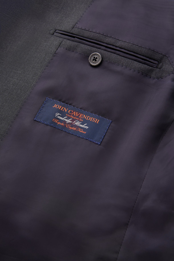 카벤디쉬 울 서지 솔리드 수트 재킷 (Gray)은 남성용 정장 수트 자켓입니다. 클래식하고 미니멀한 스타일로, 비즈니스 및 오피스룩에 적합하며, 사계절 착용 가능합니다. 슬림핏 디자인에 싱글 버튼 여밈 방식이며, 고급스러운 울 소재로 제작되어 드레이프성과 형태 안정성이 우수합니다. 윈저라인으로 세련된 핏을 연출하며, 긴 소매 기장을 갖춘 솔리드(무지) 패턴의 그레이 컬러 자켓입니다.
