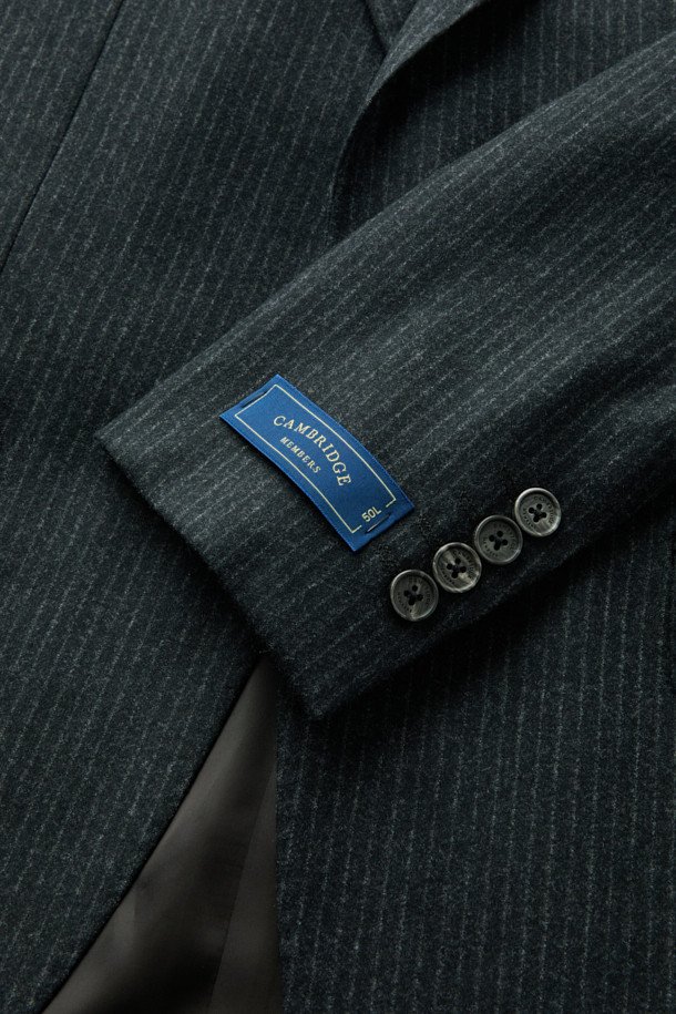 레다 울스트레치 밀드 스트라이프 수트 재킷 (Gray)은 남성용 수트 재킷으로, 포멀 및 비즈니스 스타일을 위한 완벽한 선택입니다. 겨울 시즌에 어울리는 두꺼운 두께감과 부드러운 촉감의 울, 폴리우레탄 혼방 소재로 제작되어 편안함과 보온성을 제공합니다. 클래식하고 미니멀한 디자인에 스트라이프 패턴이 들어가 세련된 분위기를 더하며, 라펠 폭 8.5cm, 싱글 버튼 여밈 방식으로 세련된 핏을 연출합니다. 도버라인 코트 타입에 레귤러핏으로 제작되었으며, 스트레치 기능이 있어 활동성을 보장합니다. 오피스룩, 비즈니스 캐주얼, 출근룩 등 다양한 TPO에 활용 가능합니다.
