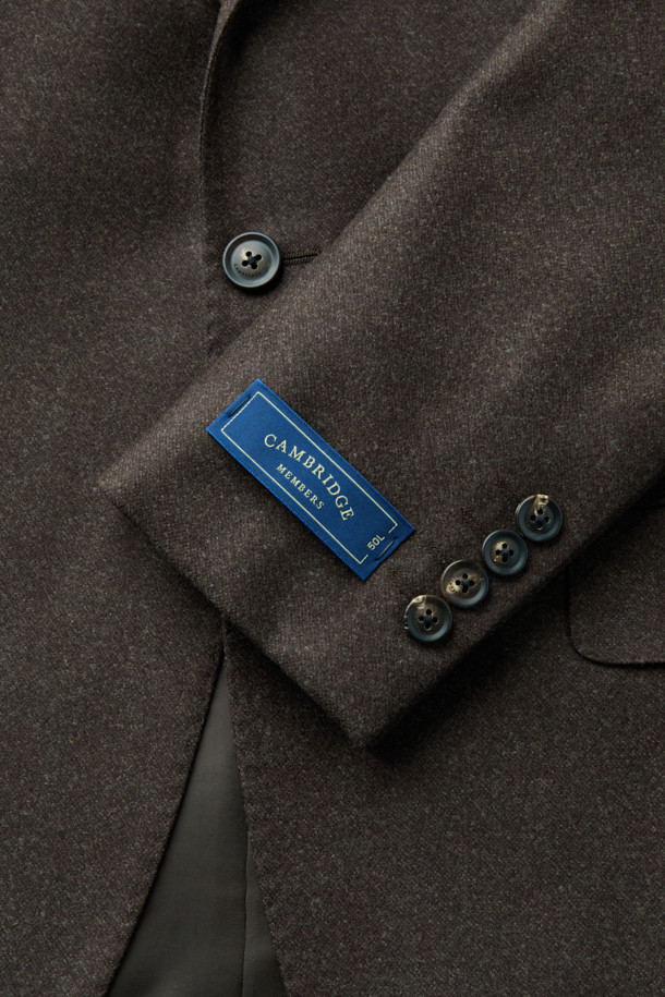 델피노 울 멜란지 솔리드 수트 재킷 (Brown)은 남성용 수트 재킷으로, 겨울철 포멀한 스타일을 완성하는 데 적합합니다. 델피노 울 100% 소재로 제작되어 고급스러운 착용감을 선사하며, 밀드 가공을 통해 부드러운 촉감을 더했습니다. 클래식한 무드의 레귤러핏 싱글버튼 디자인이며, 브라운 컬러의 솔리드 패턴으로 다양한 스타일 연출이 용이합니다. 오피스룩, 비즈니스 캐주얼, 모임룩 등 TPO에 맞춰 활용 가능하며, 미니멀하고 세련된 스타일을 선호하는 남성에게 추천합니다. 도버라인 디테일이 돋보이는 긴소매 재킷입니다.
