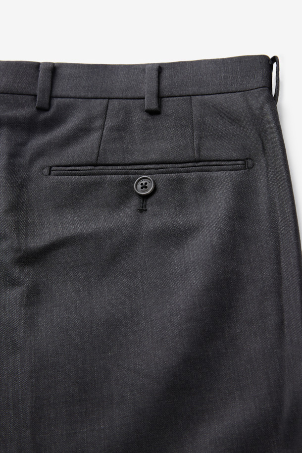 카벤디쉬 울 서지 솔리드 수트 팬츠 (Gray)는 클래식하고 미니멀한 스타일을 추구하는 남성을 위한 포멀한 정장 바지입니다. 사계절 착용 가능하며, 오피스룩, 비즈니스 캐주얼, 모임룩 등 다양한 TPO에 적합합니다. 고급 울 소재로 제작되어 드레이프성과 형태 안정성이 뛰어나며, 슬림핏 디자인으로 세련된 핏을 연출합니다. 그레이 컬러의 무지 솔리드 패턴으로 어떤 상의와도 매치하기 용이합니다. 밴딩이 없는 디자인으로 깔끔하고 포멀한 분위기를 더합니다.
