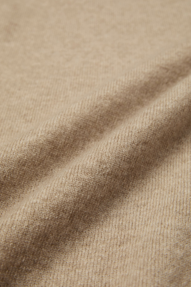 [아놀] 마일드 캐시미어100 카라넥 니트는 부드러운 촉감의 캐시미어 100% 소재로 제작되어 가을, 겨울 시즌에 따뜻하게 착용할 수 있습니다. 베이직하고 클래식한 스타일의 레귤러핏 니트로, 출근룩, 비즈니스 캐주얼, 모임룩 등 다양한 TPO에 활용 가능합니다. 차이나칼라 디자인과 긴 소매, 두꺼운 두께감으로 보온성을 높였으며, 버튼 디테일과 리브 마감으로 완성도를 더했습니다. 미니멀한 디자인으로 어떤 스타일에도 쉽게 매치하여 클래식한 무드를 연출할 수 있습니다.
