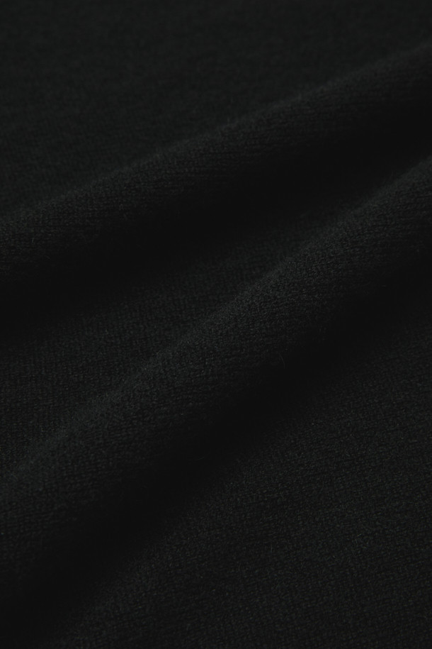 [아놀] 마일드 캐시미어100 카라넥 니트는 부드러운 촉감의 캐시미어 100% 소재로 제작되어 가을, 겨울 시즌에 따뜻하게 착용하기 좋습니다. 차이나칼라 디자인과 레귤러핏으로 베이직하면서도 클래식한 스타일을 연출하며, 출근룩, 비즈니스 캐주얼, 모임룩 등 다양한 TPO에 활용 가능합니다. 긴 소매 기장의 무지 디자인에 버튼 디테일과 리브 마감으로 포인트를 더했습니다. 미니멀하면서도 고급스러운 분위기를 선호하는 고객에게 적합한 아이템입니다.
