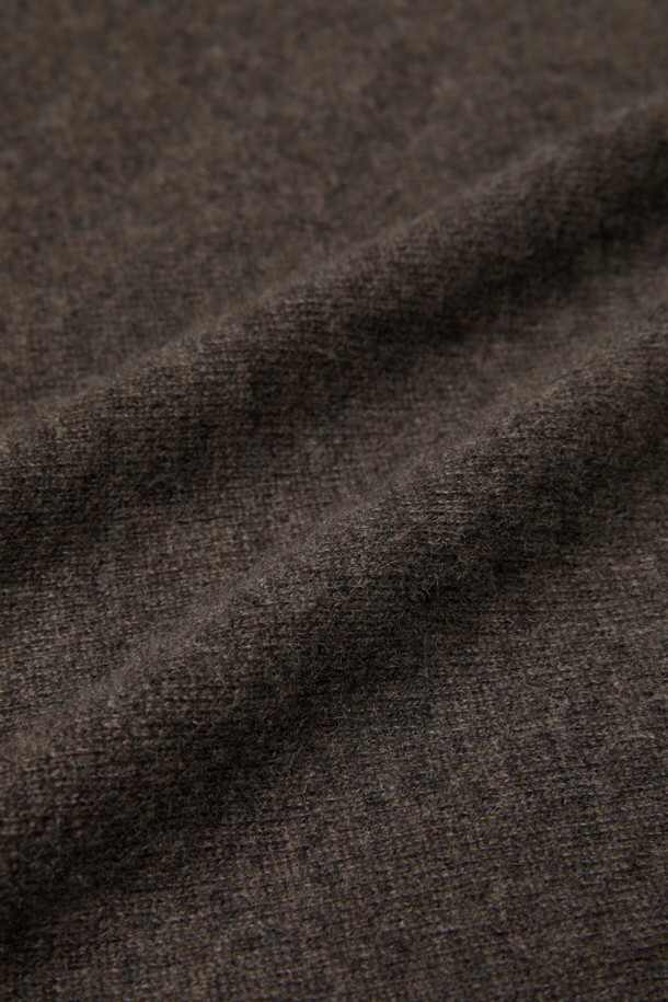 [아놀] 마일드 캐시미어100 카라넥 니트는 부드러운 촉감의 캐시미어 100% 소재로 제작되어 가을과 겨울에 따뜻하게 착용하기 좋은 상의입니다. 레귤러핏으로 제작되었으며, 차이나칼라 디자인과 버튼 디테일이 특징입니다. 브라운 컬러의 무지 디자인으로 베이직하면서도 클래식한 스타일을 연출합니다. 출근룩 또는 모임룩으로, 미니멀하고 클래식한 분위기를 더해줍니다. 긴 소매 기장의 레귤러 기장 니트입니다.
