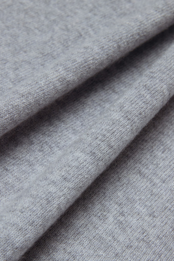 [아놀] 마일드 캐시미어 100 카라넥 니트는 부드러운 촉감과 뛰어난 보온성을 자랑하는 캐시미어 100% 소재의 니트입니다. 가을과 겨울에 어울리는 두꺼운 두께감으로, 베이직하고 미니멀한 스타일을 연출합니다. 레귤러핏으로 제작되었으며, 카라넥 디자인과 버튼 디테일이 특징입니다. 출근룩, 모임룩, 데이트룩 등 다양한 TPO에 활용 가능하며, 클래식, 미니멀, 캐주얼 스타일을 즐기는 분들께 추천합니다. 색상은 세련된 그레이 컬러로, 어떤 옷에도 쉽게 매치할 수 있습니다.
