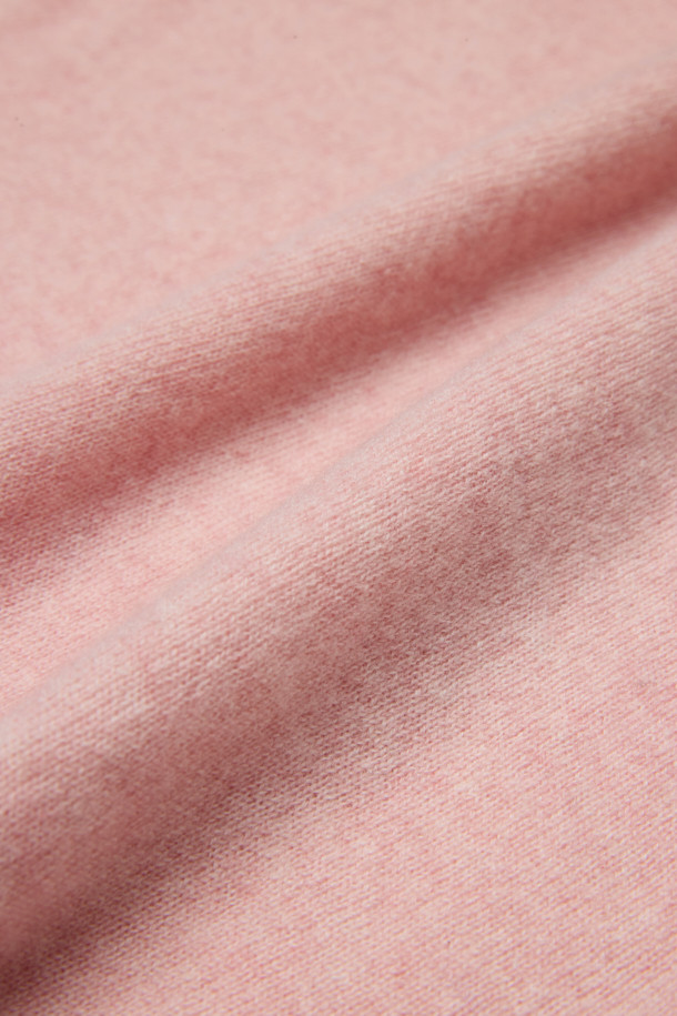 [아놀] 마일드 캐시미어100 카라넥 니트는 부드러운 촉감과 따뜻함을 선사하는 캐시미어 100% 소재의 니트입니다. 베이직하고 클래식한 스타일로, 데이트룩, 출근룩, 모임룩 등 다양한 TPO에 활용하기 좋습니다. 레귤러 핏에 긴 소매 기장으로 제작되었으며, 카라넥 디자인과 쓰리 버튼 디테일이 특징입니다. 핑크 컬러의 무지 패턴으로 미니멀하고 세련된 분위기를 연출합니다. 가을, 겨울 시즌에 어울리는 두꺼운 두께감과 리브 마감으로 완성도를 높였습니다.
