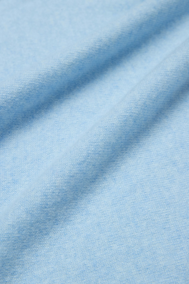 [아놀] 마일드 캐시미어100 카라넥 니트는 부드러운 촉감의 캐시미어 100% 소재로 제작되어 가을, 겨울 시즌에 따뜻하게 착용할 수 있습니다. 베이직하고 클래식한 스타일의 레귤러핏 니트로, 출근룩, 비즈니스 캐주얼, 모임룩 등 다양한 TPO에 활용하기 좋습니다. 하늘색 컬러의 무지 디자인에 쓰리버튼과 리브 마감 디테일이 더해져 고급스러움을 더합니다. 긴 소매 기장과 두꺼운 두께감으로 포근함을 선사하며, 미니멀한 스타일을 선호하는 분들께 추천합니다. 카라넥 디자인으로 세련된 분위기를 연출할 수 있습니다.
