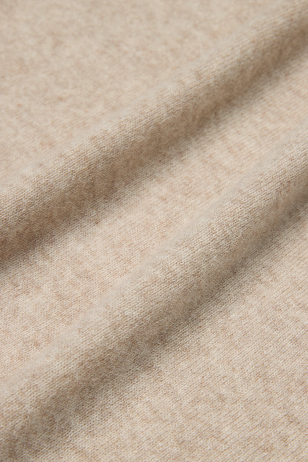 [아놀] 마일드 캐시미어100 하프터틀 니트는 부드러운 촉감의 캐시미어 100% 소재로 제작되어 가을과 겨울, 포근하고 따뜻하게 착용할 수 있습니다. 베이직하고 미니멀한 디자인에 레귤러핏으로 제작되었으며, 하프넥 라인과 긴 소매 기장이 특징입니다. 두꺼운 두께감으로 보온성을 높였으며, 리브 마감 디테일로 깔끔한 실루엣을 연출합니다. 베이지, 멜란지 두 가지 색상으로 출시되어 출근룩, 모임룩 등 다양한 TPO에 클래식, 미니멀, 캐주얼 스타일로 활용하기 좋습니다.
