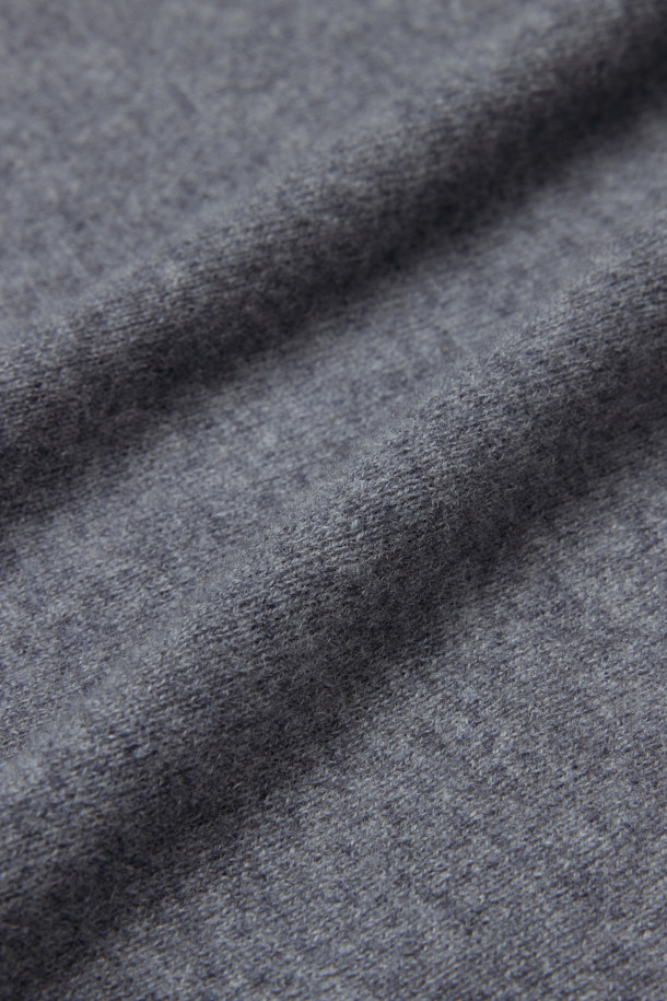 [아놀] 마일드 캐시미어100 하프터틀 니트는 부드러운 촉감의 캐시미어 100% 소재로 제작되어 가을과 겨울에 따뜻하게 착용하기 좋습니다. 베이직하고 미니멀한 디자인으로, 다양한 스타일 연출이 용이하며, 출근룩과 데이트룩에 모두 잘 어울립니다. 레귤러핏에 하프넥 디자인으로 목을 따뜻하게 감싸주며, 긴 소매와 두꺼운 두께감으로 보온성을 높였습니다. 리브(rib) 마감 처리로 깔끔한 실루엣을 완성했습니다. 그레이와 멜란지 두 가지 색상으로 제공됩니다.
