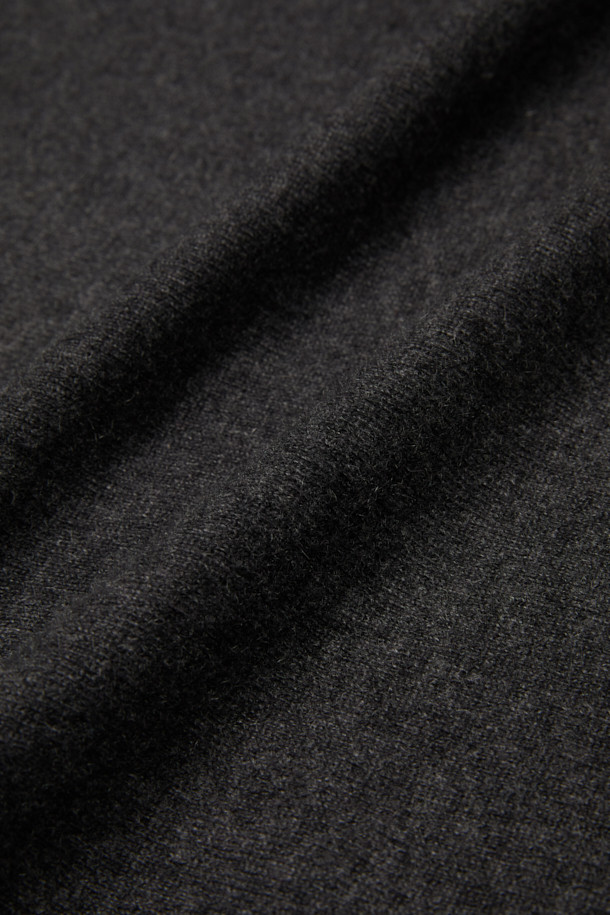 [아놀] 마일드 캐시미어100 크루넥 니트는 부드러운 촉감과 따뜻함을 선사하는 두꺼운 두께의 니트입니다. 캐시미어 100% 소재로 제작되어 고급스러운 착용감을 느낄 수 있으며, 베이직하고 미니멀한 스타일로 출근룩을 포함한 다양한 일상에 잘 어울립니다. 레귤러 핏에 긴소매, 크루넥 디자인으로 제작되었으며, 차콜그레이 컬러의 무지 패턴으로 어떤 하의와도 매치하기 용이합니다. 밑단은 리브 마감 처리하여 늘어짐 없이 깔끔하게 착용 가능합니다. 가을, 겨울 시즌에 따뜻하고 세련된 스타일을 연출해보세요.
