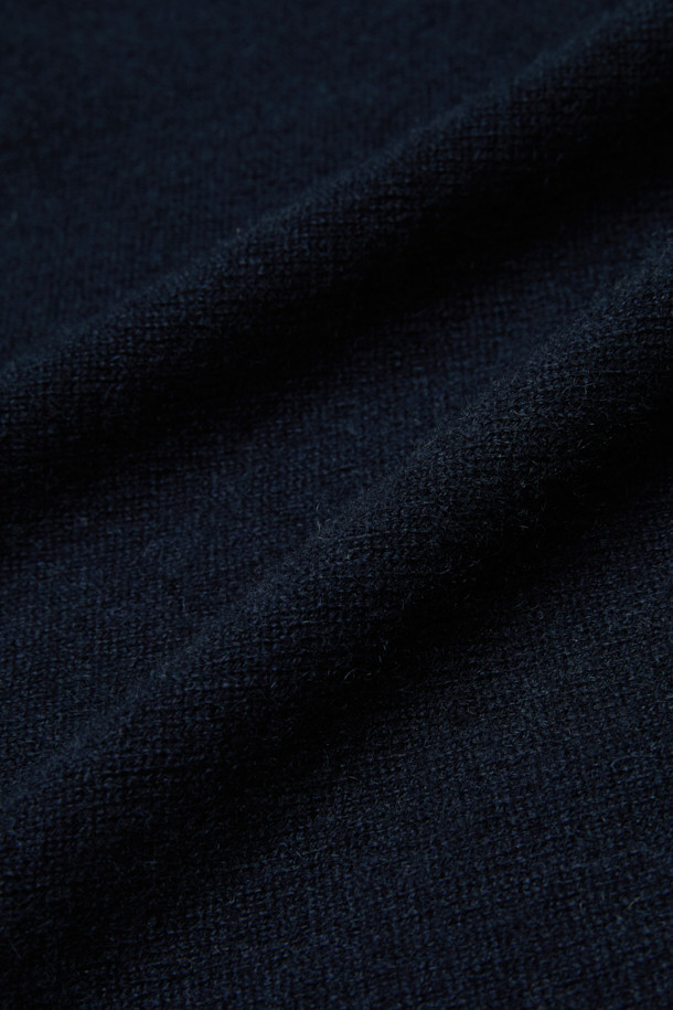 [아놀] 마일드 캐시미어100 크루넥 니트는 부드러운 촉감의 캐시미어 100% 소재로 제작되어 가을과 겨울에 따뜻하게 착용할 수 있습니다. 베이직하고 미니멀한 스타일의 네이비 컬러 무지 니트로, 레귤러 핏과 긴 소매 기장, 크루넥 디자인이 특징입니다. 출근룩과 모임룩 모두에 잘 어울리며, 클래식, 미니멀, 캐주얼 등 다양한 스타일을 연출할 수 있습니다. 두꺼운 두께감으로 보온성을 높였으며, 리브(Rib) 마감으로 깔끔한 실루엣을 완성했습니다.
