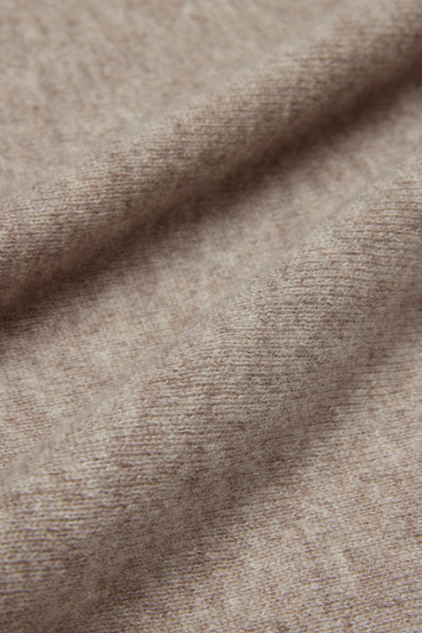 [아놀] 마일드 캐시미어100 터틀넥 니트는 부드러운 촉감의 캐시미어 100% 소재로 제작되어 가을과 겨울에 따뜻하게 착용할 수 있습니다. 베이직하고 미니멀한 스타일로, 레귤러 핏과 긴소매 디자인이 특징이며, 어떤 스타일에도 잘 어울립니다. 출근룩과 모임룩 모두 소화 가능한 활용도 높은 아이템으로, 리브 마감으로 깔끔하게 마무리되었습니다. 터틀넥 디자인으로 포근함을 더하여 클래식, 미니멀, 캐주얼 등 다양한 스타일 연출에 용이합니다.
