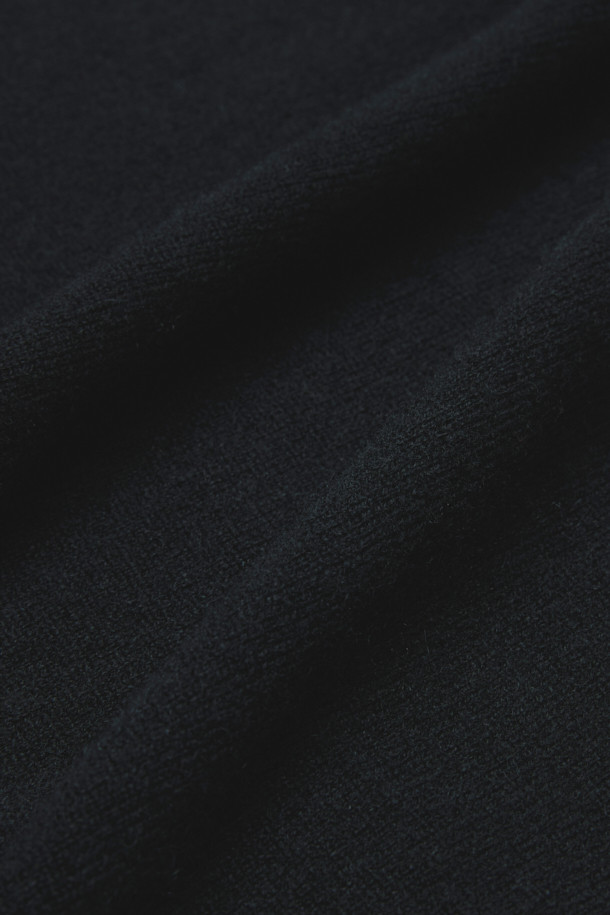 [아놀] 마일드 캐시미어100 터틀넥 니트는 부드러운 촉감의 캐시미어 100% 소재로 제작되어 가을과 겨울에 따뜻하게 착용하기 좋습니다. 베이직하고 미니멀한 디자인으로, 다양한 스타일 연출이 용이하며 출근룩, 모임룩 등 TPO에 맞춰 활용할 수 있습니다. 레귤러 핏에 긴소매, 높은 터틀넥 디자인으로 세련된 느낌을 더하며, 끝단 리브 마감으로 깔끔함을 더했습니다. 접거나 주름지게 연출하여 개성 있는 스타일을 완성할 수 있습니다. 블랙 색상의 무지 디자인으로 어떤 옷에도 쉽게 매치할 수 있습니다.
