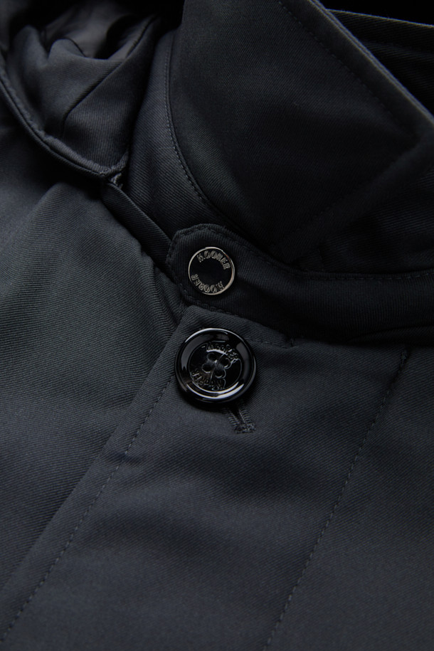 무레르(MOORER) 엘슨 3웨이 트렌치코트 다운은 남성용 아우터로, 클래식한 디자인과 뛰어난 보온성을 자랑합니다. 봄, 가을, 겨울 세 계절 모두 착용 가능하며, 일상 및 출근룩, 비즈니스 캐주얼, 모임룩 등 다양한 TPO에 활용할 수 있습니다. 롱 기장에 레귤러 핏으로 제작되었으며, 무지 패턴의 블랙 컬러로 시크하고 미니멀한 스타일을 연출합니다. 3웨이 디자인으로 분리형 이너와 다운 충전재를 사용하여 보온성을 극대화했으며, 버튼 여밈 방식과 긴 소매 기장으로 세련된 마무리를 더했습니다.
