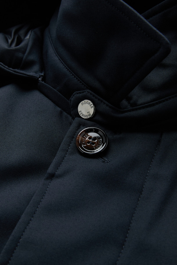 무레(MOORER) 엘슨 3웨이 트렌치코트 다운 네이비는 가을과 겨울, 출근룩과 비즈니스 캐주얼에 적합한 남성용 아우터입니다. 클래식하고 미니멀한 스타일의 이 트렌치코트는 레귤러 핏에 레귤러 기장으로, 무지 패턴의 네이비 컬러가 특징입니다. 버튼 여밈 방식과 긴 소매 디자인에, 탈부착 가능한 이너와 구스다운 충전재를 사용하여 보온성과 경량성을 동시에 갖췄습니다. 3웨이 디자인으로 다양한 스타일 연출이 가능하며, 일상에서 폭넓게 활용할 수 있습니다. 나일론 소재로 제작되어 튼튼하며, 세련된 디자인으로 완성도를 높였습니다.
