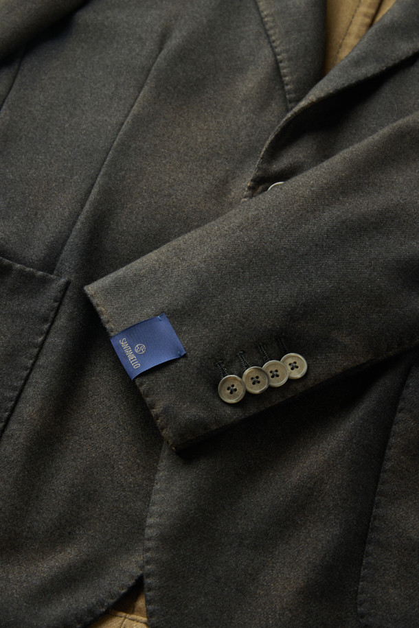 SANTANIELLO(산타니엘로) 핸드 스프레이 다잉 자켓은 남성용 자켓으로, 캐주얼한 스타일을 추구하는 분들께 적합합니다. 봄, 가을 시즌에 어울리는 얇은 두께감과 레귤러 핏으로 편안한 착용감을 선사합니다. 그레이, 브라운 컬러의 무지 디자인에 스프레이 다잉 처리로 은은한 멋을 더했으며, 테일러드 코트 타입의 싱글 버튼 여밈 방식으로 클래식한 분위기를 연출합니다. 비즈니스 캐주얼 및 출근룩으로, 또는 미니멀한 스타일을 선호하는 분들께 추천합니다.
