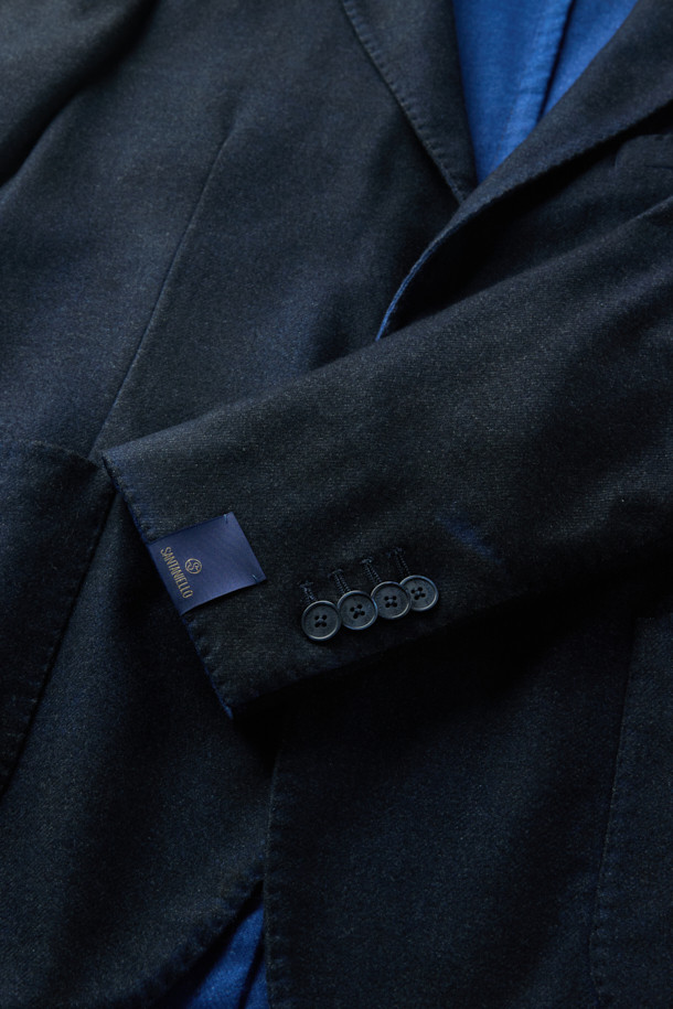 SANTANIELLO(산타니엘로) 핸드 스프레이 다잉 자켓은 남성용 자켓입니다. 블랙과 블루 두 가지 색상으로 출시되었으며, 캐주얼한 스타일을 연출하기 좋습니다. 봄, 가을에 착용하기 적합하며, 출근룩이나 비즈니스 캐주얼에도 활용 가능합니다. 레귤러 핏의 테일러드 코트 타입으로, 싱글 버튼 여밈 방식과 긴 소매 기장이 특징입니다. 스프레이 다잉 처리로 독특한 매력을 더했습니다.
