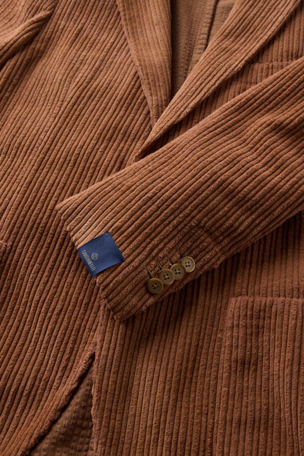 SANTANIELLO(산타니엘로) 볼드 코듀로이 재킷입니다. 짙은 브라운 컬러의 부드러운 코듀로이 소재로 제작되어 가을, 겨울 시즌 따뜻하고 포근하게 착용할 수 있습니다. 레귤러 핏에 싱글 버튼 여밈 방식, 긴 소매 기장으로 캐주얼하고 클래식한 분위기를 연출합니다. 출근룩과 모임룩 모두 활용 가능하며, 무지 디자인으로 미니멀한 스타일을 즐기는 분들께 추천합니다. 두꺼운 두께감으로 보온성을 높였습니다.
