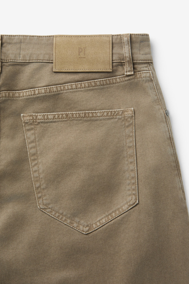 PT 토리노(PT TORINO) 5포켓 데님은 베이직하고 캐주얼한 스타일을 연출하는 남성용 데님 팬츠입니다. 사계절 모두 착용 가능하며, 출근룩이나 비즈니스 캐주얼에도 잘 어울립니다. 레귤러핏과 스트레이트 핏으로 제작되어 편안한 착용감을 제공하며, 무지 디자인으로 다양한 상의와 손쉽게 매치할 수 있습니다. 면과 데님 소재를 사용하여 내구성과 활동성을 높였으며, 5포켓 디자인으로 실용성을 더했습니다. 미니멀하고 클래식한 스타일을 선호하는 분들께 추천합니다.
