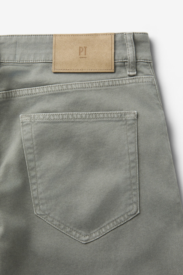 PT 토리노 5포켓 데님은 남성용 바지로, 일상과 비즈니스 캐주얼룩에 모두 활용하기 좋은 아이템입니다. 그레이 컬러의 무지 디자인으로, 어떤 상의에도 쉽게 매치하여 미니멀하고 클래식한 스타일을 연출할 수 있습니다. 레귤러핏으로 제작되어 편안한 착용감을 제공하며, 사계절 모두 활용 가능한 데님 소재로 제작되었습니다. 5포켓 디자인으로 실용성을 더했으며, 출근룩에도 잘 어울리는 세련된 디자인이 특징입니다.
