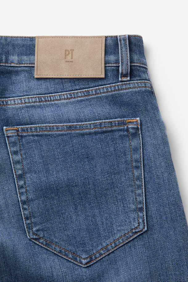 PT 토리노 코튼 캐시미어 데님은 부드러운 촉감과 보온성을 갖춘 남성용 데님 팬츠입니다. 빈티지하면서도 캐주얼한 스타일을 연출하며, 레귤러핏으로 편안한 착용감을 선사합니다. 면과 캐시미어 혼방 소재로 제작되어 겨울철에도 따뜻하게 입을 수 있습니다. 워싱 디테일이 돋보이는 블루 컬러의 무지 디자인으로, 다양한 상의와 손쉽게 매치할 수 있습니다. 캐주얼, 클래식, 미니멀 스타일을 즐겨 입는 남성에게 추천합니다.
