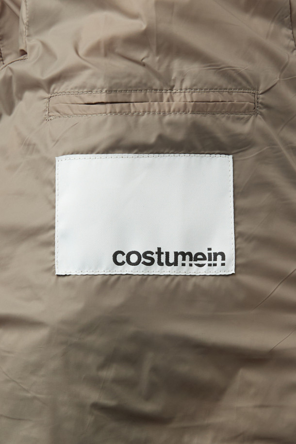 COSTUMEIN(코스튬인) 톰 퀼티드 점퍼는 남녀 모두 착용 가능한 캐주얼, 미니멀 스타일의 점퍼입니다. 퀼팅 처리된 베이지 컬러의 두꺼운 두께감으로 가을, 겨울 시즌에 적합하며, 출근룩으로 활용하기 좋습니다. 레귤러핏에 집업 여밈 방식이며, 긴 소매와 립 디테일이 특징입니다. 크롭 기장으로 세련된 핏을 연출하며, 다양한 스타일과 매치하여 클래식한 무드를 더할 수 있습니다.
