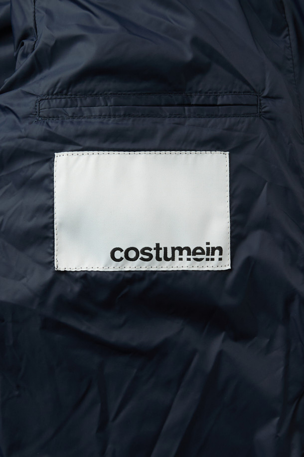 COSTUMEIN (코스튬인) 톰 퀼티드 점퍼는 남녀 모두 착용 가능한 캐주얼하고 미니멀한 스타일의 점퍼입니다. 봄, 가을에 어울리는 얇은 두께감과 가벼운 착용감으로 일상, 출근룩, 산책룩 등 다양한 TPO에 활용하기 좋습니다. 네이비 컬러의 퀼팅 패턴이 특징이며, 레귤러 핏과 긴 소매, 립 디테일이 편안하고 세련된 분위기를 연출합니다. 집업 스타일로 간편하게 착용 가능하며, 경량 소재로 제작되어 활동성을 높였습니다.
