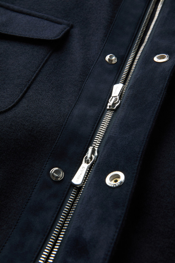 Mandelli(만델리) 캐시미어 4포켓 구스 다운은 남성용 겨울 아우터로, 일상과 TPO(출근룩, 비즈니스 캐주얼, 모임룩) 모두에 잘 어울리는 클래식하고 미니멀한 스타일을 연출합니다. 네이비 컬러의 무지 디자인에 레귤러핏으로 제작되었으며, 두꺼운 두께감과 부드러운 캐시미어 소재를 사용하여 고급스러운 촉감을 선사합니다. 4포켓 디자인과 버튼 여밈 방식으로 클래식한 멋을 더했으며, 긴 소매 기장과 구스다운 충전재로 보온성을 높였습니다. 럭셔리한 외관을 자랑하며, 겨울철 스타일과 보온성을 동시에 만족시키는 아이템입니다.
