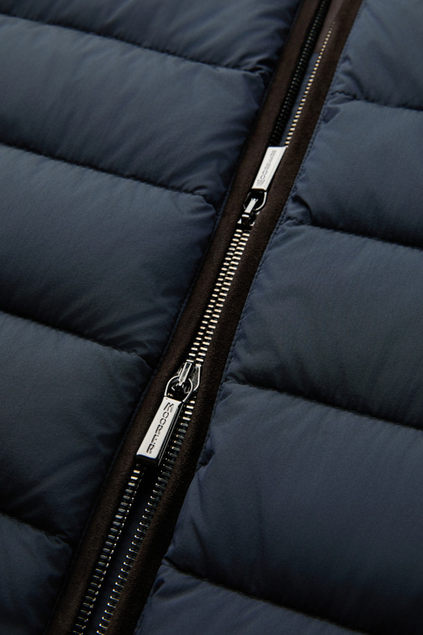 무레르(MOORER) 유리코 후디 경량 다운 자켓입니다. 네이비 컬러의 캐주얼하고 미니멀한 디자인으로, 겨울철 출근룩에 적합합니다. 얇은 두께감과 부드러운 촉감의 나일론 소재를 사용하여 편안한 착용감을 선사합니다. 집업 스타일의 레귤러핏 후드 자켓으로, 가죽 트리밍 디테일이 돋보입니다. 경량 및 보온 기능을 갖춘 실용적인 아이템입니다.
