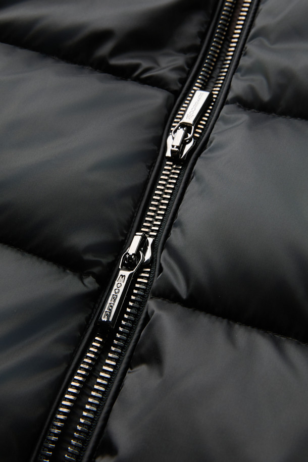 무레(MOORER) 브렛 후디 푸퍼 다운은 겨울철 캐주얼 스타일을 위한 필수 아이템입니다. 오버핏으로 제작되어 편안한 착용감을 선사하며, 후드와 볼륨감 있는 디자인이 돋보입니다. 무지 블랙 컬러와 숏 기장으로 어떤 옷에도 쉽게 매치할 수 있습니다. 보온성이 뛰어난 구스다운 소재를 사용하여 추운 날씨에도 따뜻하게 몸을 보호해 줍니다. 집업 여밈 방식과 긴 소매는 활동성을 더하며 부드러운 촉감으로 편안함을 더합니다.
