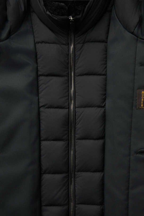 MOORER(무레르) 바네스 카라 퍼 헤비 다운은 겨울철 출근룩을 위한 클래식하고 미니멀한 스타일의 구스다운 점퍼입니다. 풍성한 퍼 카라가 돋보이며, 퀼팅 처리된 안감과 레귤러핏으로 제작되어 부드러운 촉감과 뛰어난 보온성을 제공합니다. 지퍼형 여밈 방식과 긴 소매 기장으로 편안함을 더했으며, 블랙 컬러의 무지 디자인으로 어떤 옷에도 쉽게 매치할 수 있습니다. 두꺼운 두께감의 헤비 다운으로 추운 날씨에도 따뜻하게 착용할 수 있습니다.
