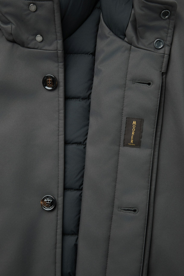 무어러 바네스 카라 퍼 헤비 다운은 겨울철 당신의 스타일을 책임질 헤비 구스다운 점퍼입니다. 블랙 컬러의 무지 디자인으로, 클래식하면서도 미니멀하고 시크한 스타일을 연출합니다. 레귤러핏과 레귤러 기장으로 편안한 착용감을 제공하며, 지퍼 여밈 방식으로 간편하게 입고 벗을 수 있습니다. 카라 퍼 디테일과 퀼팅 안감이 특징이며, 보온 기능을 갖춰 출근룩이나 연말 모임룩에 모두 잘 어울립니다. 부드러운 촉감의 구스다운 소재로 제작되어 뛰어난 보온성을 선사합니다.
