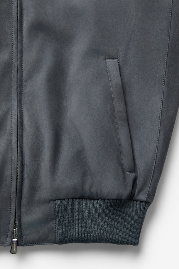 Mandelli(만델리) 스웨이드 캐시미어 져지는 부드러운 촉감과 두꺼운 두께감으로 가을, 겨울철 따뜻하게 착용하기 좋은 남성 블루종입니다. 클래식하고 미니멀한 디자인에 그레이 컬러, 무지 패턴으로 어떤 스타일에도 잘 어울립니다. 레귤러핏으로 제작되었으며, 져지 소매와 염소가죽을 사용하여 고급스러움을 더했습니다. 집업 스타일이며, 출근룩, 비즈니스 캐주얼, 모임룩 등 다양한 TPO에 활용할 수 있습니다. 
