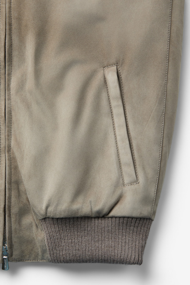 Mandelli(만델리) 스웨이드 캐시미어 져지는 부드러운 촉감과 보온성을 자랑하는 아우터입니다. 가을, 겨울 시즌에 어울리는 두꺼운 두께감으로 클래식하고 미니멀한 스타일을 연출합니다. 베이지, 그레이 두 가지 색상으로 출시되었으며, 레귤러 핏의 집업 스타일로 편안하게 착용 가능합니다. 특히 소매 부분의 캐시미어 져지 소재가 고급스러움을 더하며, 데이트룩, 출근룩, 모임룩 등 다양한 TPO에 활용 가능합니다. 시크한 매력을 뽐내고 싶은 날, Mandelli(만델리) 스웨이드 캐시미어 져지를 선택해 보세요.
