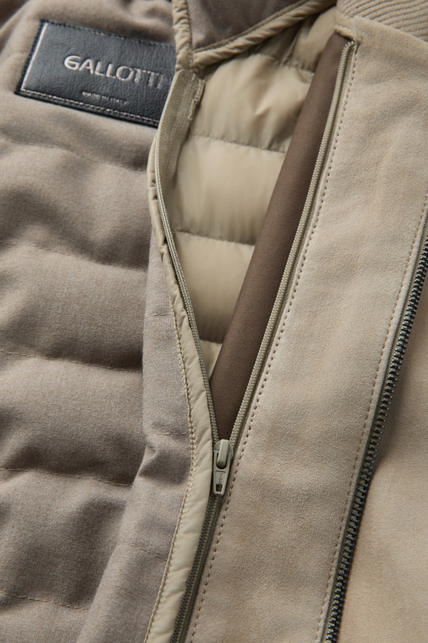 GALLOTTI(갈로티) 스웨이드 패딩 후디 아우터는 가을과 겨울에 따뜻하게 착용할 수 있는 남성용 점퍼입니다. 부드러운 스웨이드와 양가죽 소재로 제작되어 고급스러운 촉감을 선사하며, 레귤러핏으로 편안한 착용감을 제공합니다. 캐주얼 스타일의 무지 디자인에 후드, 긴소매, 집업 여밈 방식이 적용되어 실용성을 더했습니다. 두꺼운 두께감과 패딩 안감으로 보온성을 높였으며, 미니멀하고 클래식한 스타일을 연출하기 좋습니다. 베이지 컬러로 다양한 스타일에 매치하기 용이합니다.
