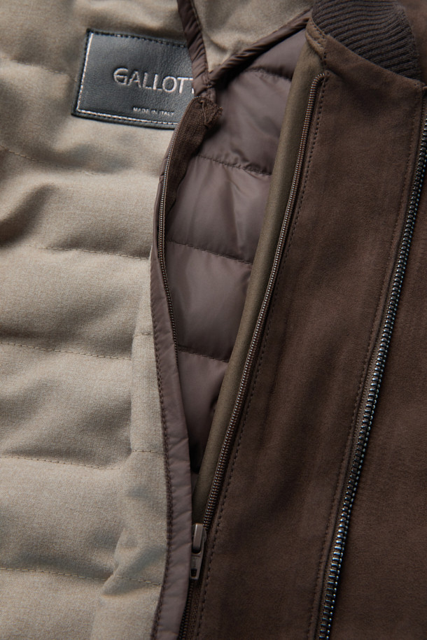 GALLOTTI(갈로티) 스웨이드 패딩 후디 아우터는 부드러운 스웨이드 소재와 두꺼운 두께감으로 가을, 겨울철 따뜻함을 선사하는 여성용 점퍼입니다. 캐주얼한 무드의 브라운 컬러 무지 디자인에 긴 소매와 후드, 집업 여밈 방식으로 편안함을 더했습니다. 레귤러핏 크롭 기장으로 활동성을 높였으며, 여행룩과 캠핑룩, 캐주얼, 미니멀, 클래식 스타일 연출에 활용하기 좋습니다. 안감과 패딩 충전재로 보온성을 강화하여 추운 날씨에도 따뜻하게 착용할 수 있습니다.
