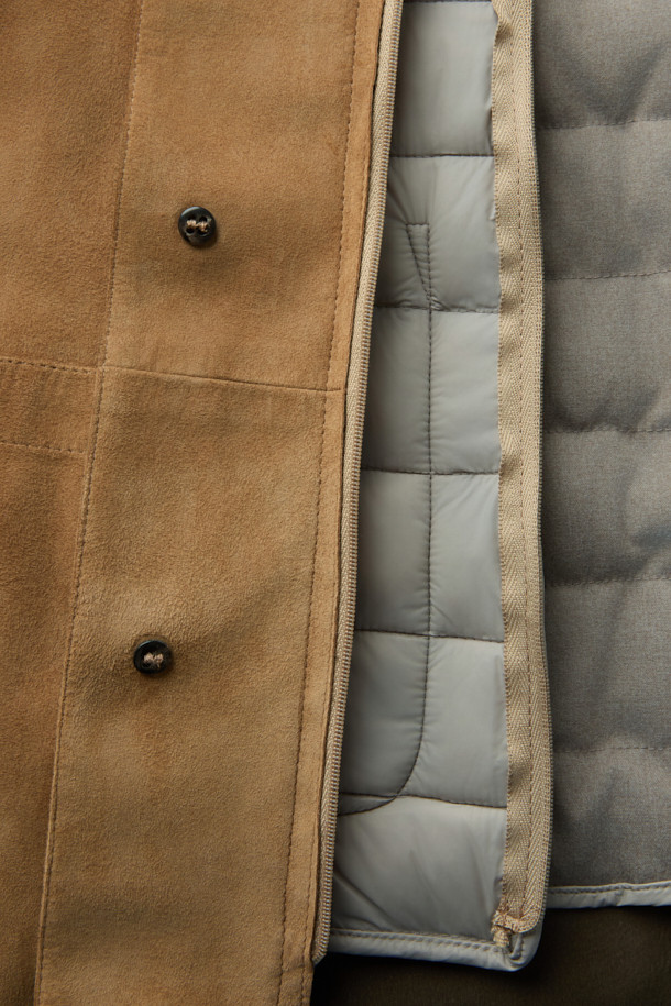 GALLOTTI(갈로티) 스웨이드 초어 재킷 카멜은 가을과 겨울, 당신의 품격을 높여줄 남성용 아우터입니다. 부드러운 스웨이드와 고급스러운 양가죽 소재로 제작되어 따뜻함과 편안한 착용감을 선사합니다. 클래식하고 베이직한 디자인에 카멜 컬러가 더해져 출근룩, 비즈니스 캐주얼, 모임룩 등 다양한 TPO에 활용 가능합니다. 레귤러핏, 싱글 버튼 여밈, 포켓 디테일이 돋보이며, 미니멀하고 시크한 스타일을 연출하기 좋습니다. 두꺼운 두께감과 패딩 안감으로 추운 날씨에도 따뜻하게 몸을 보호해 줍니다.
