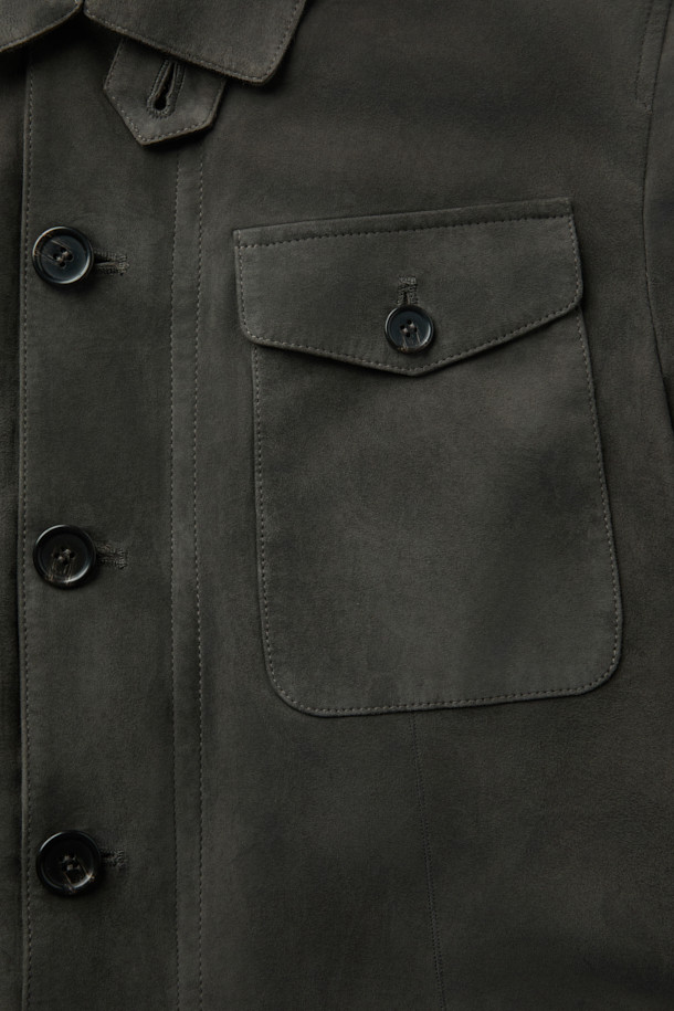 GALLOTTI(갈로티) 스웨이드 4포켓 패딩 사파리 아우터는 남성용 겨울 아우터로, 카키와 그린 두 가지 색상으로 출시되었습니다. 부드러운 스웨이드와 양가죽 소재로 제작되어 고급스러운 촉감을 선사하며, 레귤러핏으로 편안하게 착용 가능합니다. 4포켓 디테일과 패딩 안감으로 보온성을 높였으며, 버튼 여밈 방식의 사파리 코트 스타일입니다. 출근룩과 모임룩, 캐주얼, 클래식, 미니멀 스타일을 모두 소화할 수 있는 활용도 높은 아이템입니다.
