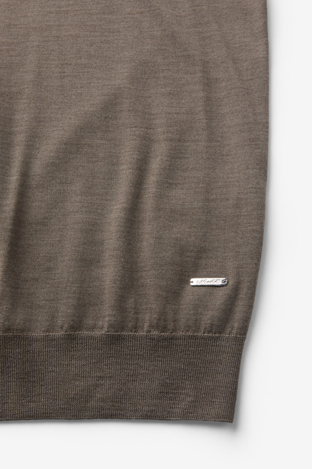 Mandelli(만델리) 위시 울 터틀넥 니트는 여성스러운 실루엣을 연출하는 브라운 컬러의 크롭 기장 터틀넥 니트입니다. 가을과 겨울에 어울리는 얇은 두께감과 부드러운 촉감의 울 소재로 제작되어 편안한 착용감을 선사합니다. 18 게이지 파인 조직으로 짜여져 고급스러운 디자인과 뛰어난 내구성을 자랑하며, 미니멀하고 베이직한 스타일로 다양한 룩에 활용하기 좋습니다. 출근룩, 오피스룩은 물론 클래식, 캐주얼 스타일까지 폭넓게 소화 가능한 아이템입니다.
