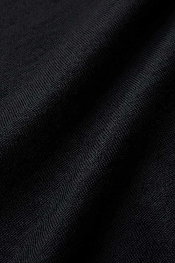 GRAN SASSO(그란 사쏘) 울 베이직 크루넥 니트는 부드러운 촉감의 울 소재로 제작된 남녀 공용 니트입니다. 가을과 겨울에 적합하며, 두꺼운 두께감으로 따뜻하게 착용할 수 있습니다. 레귤러 핏에 라운드넥 디자인으로, 베이직한 스타일을 연출하여 출근룩, 모임룩 등 다양한 TPO에 활용할 수 있습니다. 무지 패턴의 블랙 컬러로, 클래식, 미니멀, 캐주얼 등 어떤 스타일에도 매치하기 용이합니다. 다양한 아우터와 레이어드하여 폭넓은 스타일을 소화할 수 있는 활용도 높은 아이템입니다.
