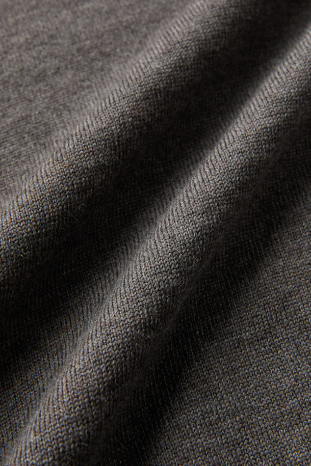 GRAN SASSO(그란 사소) 울 베이직 크루넥 니트는 남성용 상의로, 가을과 겨울에 따뜻하게 입을 수 있는 두꺼운 울 100% 소재의 긴소매 니트입니다. 베이직한 디자인의 레귤러핏 라운드넥 스타일로, 출근룩이나 비즈니스 캐주얼에 활용하기 좋습니다. 클래식, 미니멀, 캐주얼 등 다양한 스타일에 매치하기 용이하며 부드러운 촉감으로 편안하게 착용할 수 있습니다. 무지 패턴의 그레이 컬러로 어떤 옷에도 쉽게 코디할 수 있어 활용도가 높습니다.
