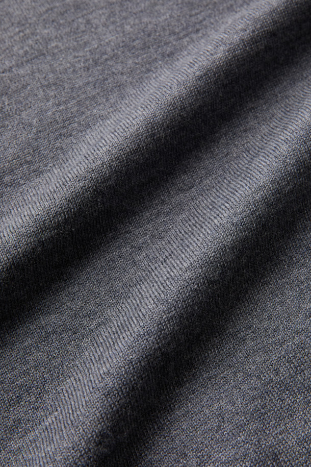 GRAN SASSO(그란 사쏘) 울 베이직 크루넥 니트는 남성용 상의입니다. 가을과 겨울에 착용하기 좋은 두꺼운 두께감의 울 소재로 제작되었으며, 부드러운 촉감을 선사합니다. 라운드넥, 긴소매, 레귤러핏의 베이직한 디자인으로, 출근룩과 비즈니스 캐주얼은 물론 클래식, 미니멀, 캐주얼 스타일 모두 소화 가능합니다. 다양한 아우터와 매치하여 폭넓은 스타일을 연출할 수 있는 활용도 높은 아이템입니다. 그레이 컬러의 무지 니트입니다.
