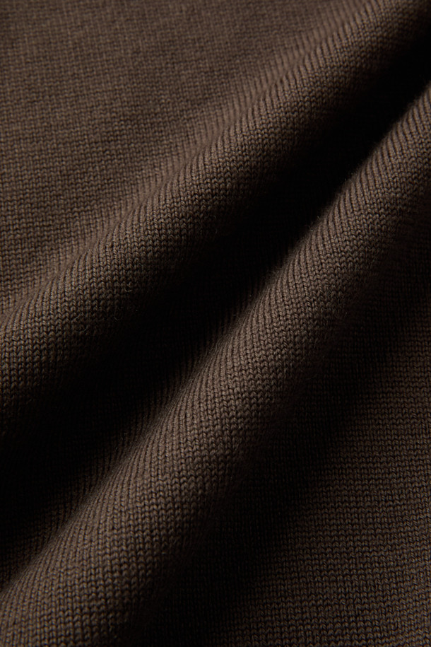 GRAN SASSO(그란 사쏘) 울 베이직 카라넥 니트는 남성용 니트/스웨터로, 가을과 겨울에 착용하기 좋은 두꺼운 두께감의 긴소매 제품입니다. 브라운 컬러의 레귤러핏 디자인이며, 베이직하고 클래식한 스타일을 연출합니다. 부드러운 촉감의 울 소재와 3버튼 디테일의 카라넥 디자인이 특징이며, 출근룩, 비즈니스 캐주얼, 모임룩 등 다양한 TPO에 활용할 수 있습니다. 미니멀하고 클래식한 무드를 선호하는 분들께 추천하는 아이템입니다.
