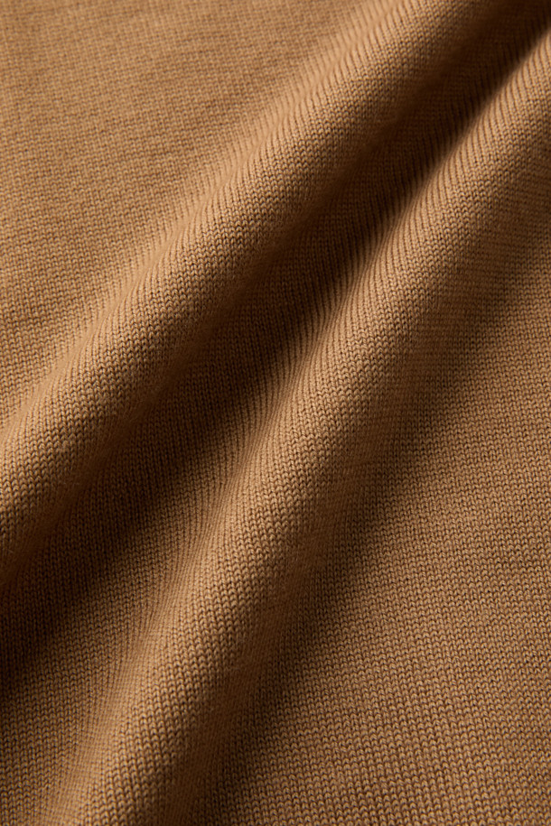 GRAN SASSO(그란 사쏘) 울 베이직 카라넥 니트는 남성용 니트/스웨터로, 가을과 겨울에 따뜻하게 착용할 수 있습니다. 부드러운 촉감의 울 소재로 제작되었으며, 레귤러핏과 긴소매, 두꺼운 두께감으로 포근함을 더했습니다. 베이직하고 클래식한 디자인에 카라넥과 3버튼 디테일이 더해져 출근룩, 비즈니스 캐주얼, 모임룩 등 다양한 TPO에 활용 가능합니다. 미니멀하고 캐주얼한 스타일을 연출하기에도 좋습니다. 베이지와 카멜 두 가지 색상으로 만나보세요.
