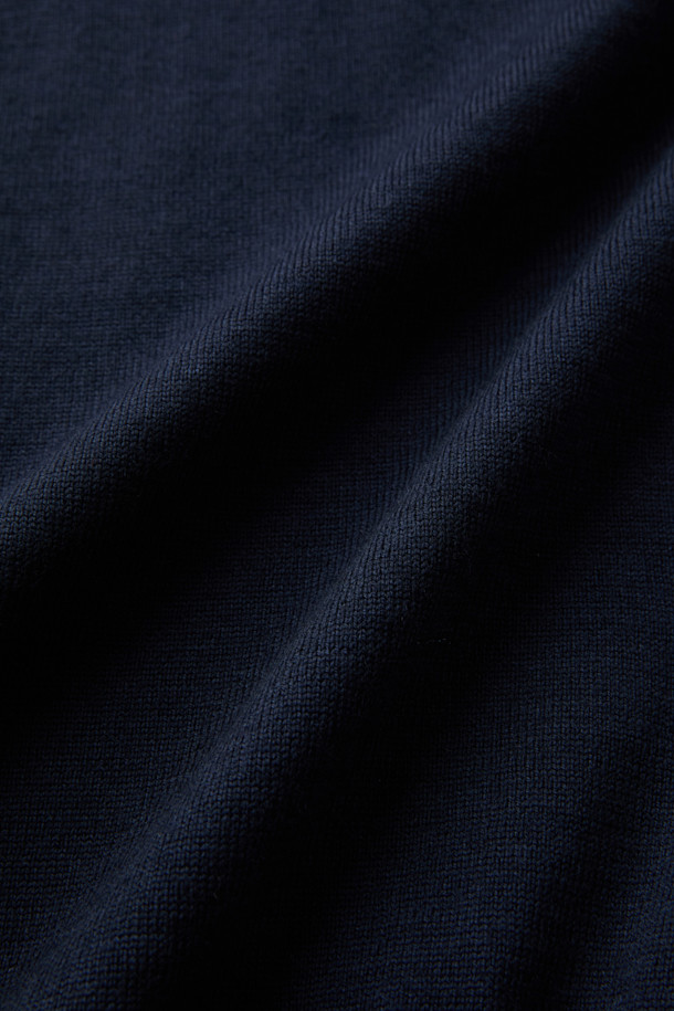 GRAN SASSO(그란 사소) 울 베이직 카라넥 니트는 남성용 상의로, 가을과 겨울에 따뜻하게 착용할 수 있는 두꺼운 울 소재의 니트 스웨터입니다. 클래식하고 미니멀한 스타일을 추구하는 남성에게 적합하며, 레귤러핏으로 제작되어 편안한 착용감을 선사합니다. 네이비 컬러의 무지 디자인에 긴소매, 카라넥, 3버튼 디테일이 돋보이며, 부드러운 촉감이 특징입니다. 출근룩, 비즈니스 캐주얼, 모임룩 등 다양한 TPO에 활용 가능하여 실용성을 더합니다.
