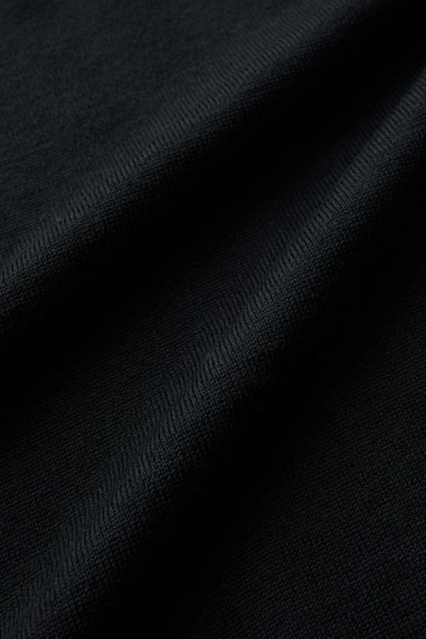 GRAN SASSO(그란 사쏘) 울 베이직 모크넥 니트는 가을, 겨울 시즌을 위한 공용 니트/스웨터입니다. 부드러운 촉감의 울 소재로 제작되어 포근한 착용감을 선사하며, 레귤러핏과 긴 소매 기장으로 편안한 착용감을 제공합니다. 미니멀하고 베이직한 디자인으로 출근룩은 물론 다양한 스타일 연출에 활용하기 좋습니다. 블랙 컬러의 무지 디자인과 모크넥 라인이 세련된 느낌을 더하며, 두꺼운 두께감으로 보온성을 높였습니다.
