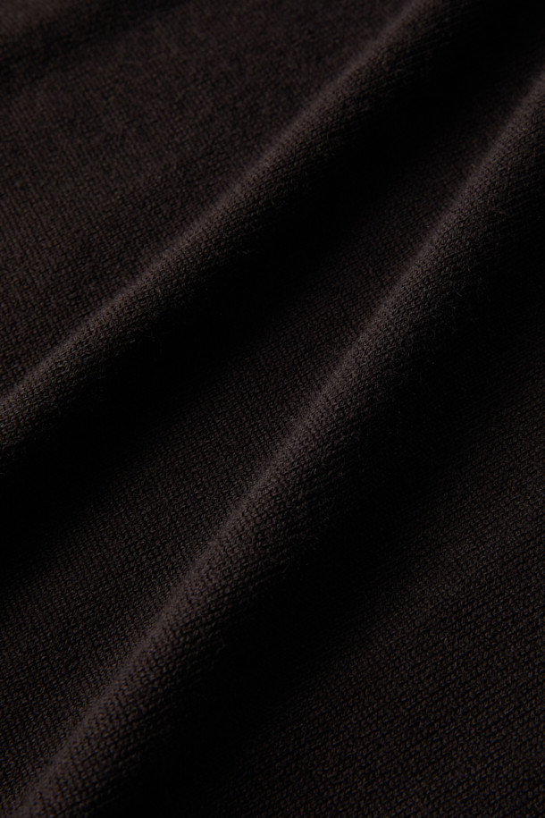 GRAN SASSO(그란 사소) 울 베이직 모크넥 니트는 가을, 겨울 시즌에 어울리는 남녀 공용 니트입니다. 부드러운 촉감의 울 소재로 제작되어 포근한 착용감을 선사하며, 레귤러 핏과 긴 소매 기장으로 편안함을 더합니다. 미니멀하고 베이직한 디자인은 출근룩, 모임룩 등 다양한 TPO에 활용 가능하며, 클래식, 미니멀, 캐주얼 스타일 모두 소화할 수 있습니다. 블랙 컬러의 무지 디자인에 모크넥 라인이 더해져 세련된 느낌을 줍니다. 두꺼운 두께감으로 따뜻하게 착용할 수 있는 데일리 니트입니다.
