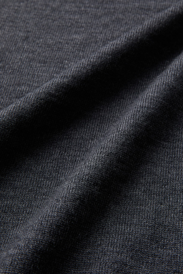 GRAN SASSO(그란 사소) 울 베이직 모크넥 니트는 남성용 상의입니다. 부드러운 촉감의 울 100% 소재로 제작되어 가을, 겨울철 따뜻하게 착용할 수 있습니다. 레귤러 핏에 긴소매 기장으로, 베이직하고 미니멀한 스타일을 연출합니다. 출근룩과 같은 TPO에 활용하기 좋으며, 클래식, 미니멀, 캐주얼 스타일을 모두 소화 가능합니다. 두꺼운 두께감의 무지 디자인 모크넥 니트입니다.
