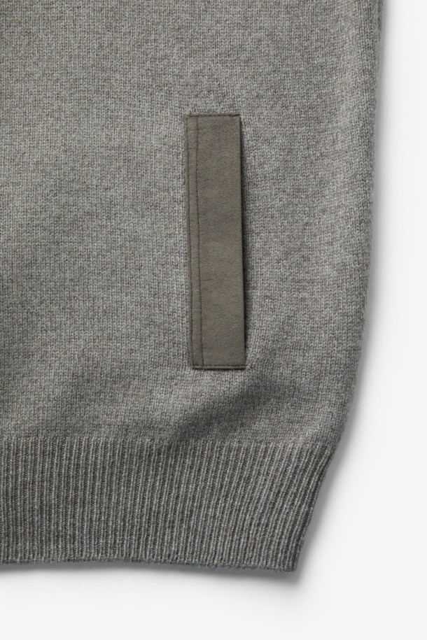 GRAN SASSO(그란 사소) 울 카미치아 카디건은 남성을 위한 가을/겨울 시즌 필수 아이템입니다. 부드러운 울 소재의 레귤러 핏 카디건으로, 클래식하고 미니멀한 스타일을 연출합니다. 셔츠 칼라와 셋인 카라, 버튼 여밈 방식, 긴 소매 기장, 두꺼운 두께감으로 보온성을 높였습니다. 무지 패턴의 그레이 컬러는 출근룩, 비즈니스 캐주얼, 모임룩 등 다양한 TPO에 활용 가능하며, 시크한 매력을 더합니다.
